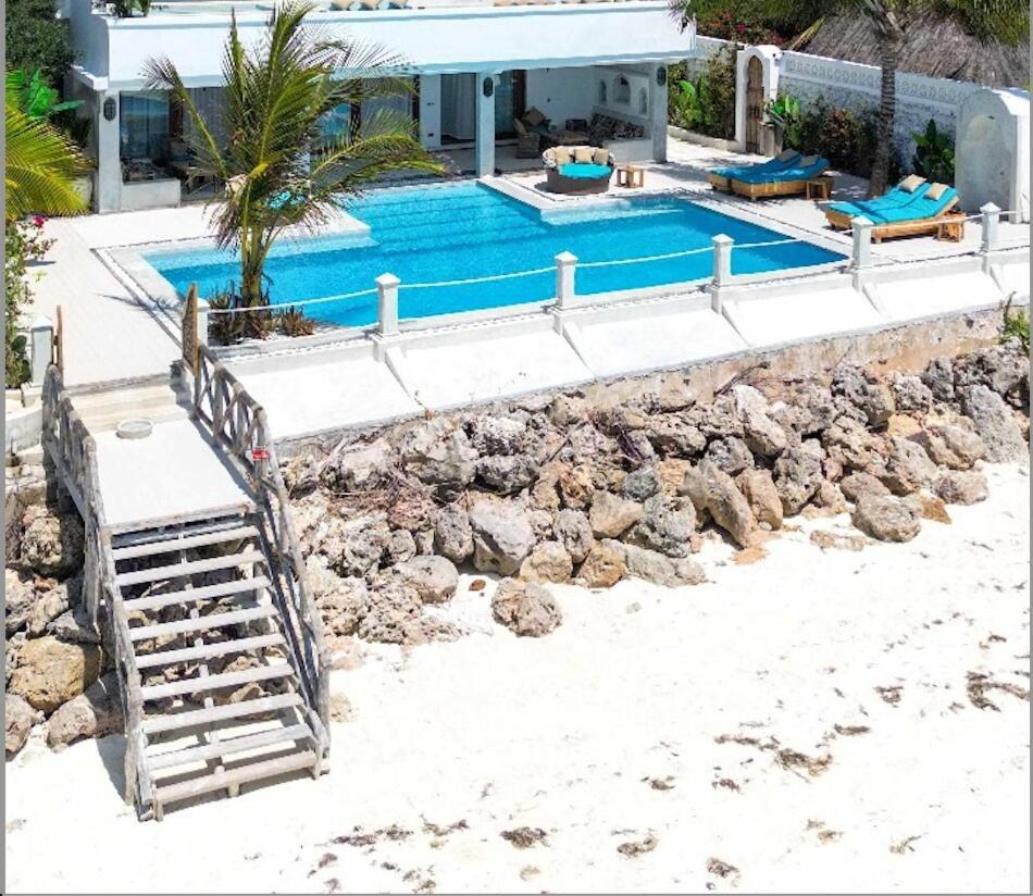 Villa Spacious Three-bedroom Groundfloor Beachfront