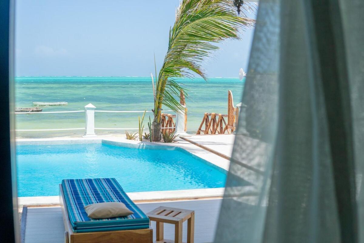 Spacious Three-bedroom Groundfloor Beachfront Villa Jambiani (Zanzibar)