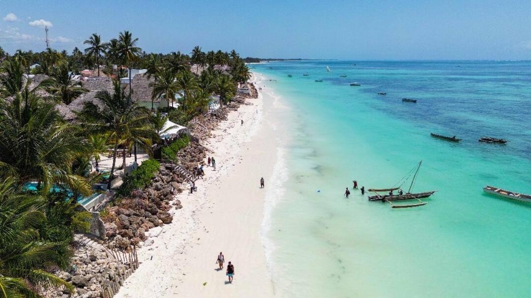 Spacious Three-bedroom Groundfloor Beachfront