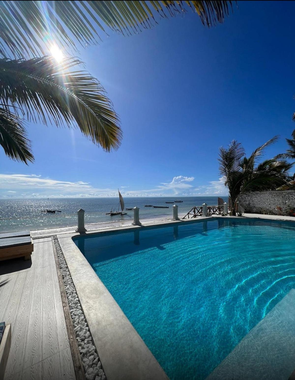 Spacious Three-bedroom Groundfloor Beachfront * Jambiani (Zanzibar)